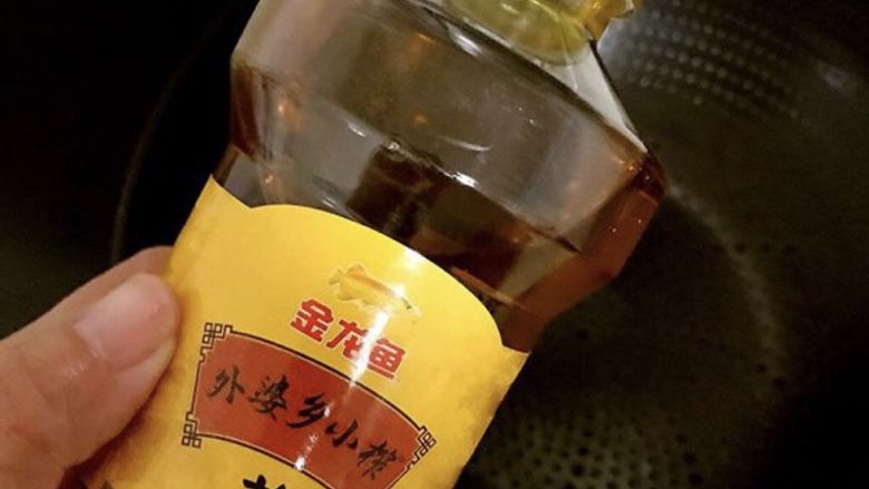 红烧臭鳜鱼,锅烧热,准备好油