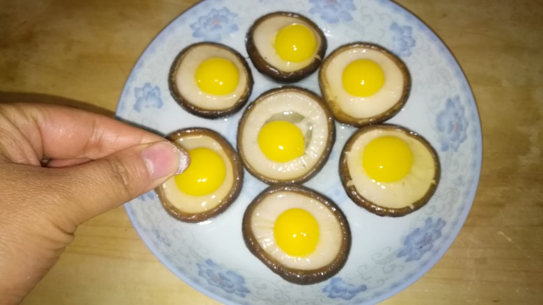 香菇蒸鹌鹑蛋,撒适量盐