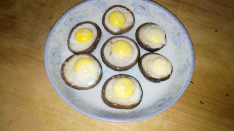 香菇蒸鹌鹑蛋,蒸熟后拿出来备用