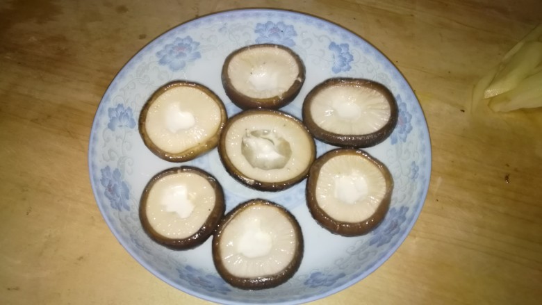 香菇蒸鹌鹑蛋,捞出在盘子里摆好
