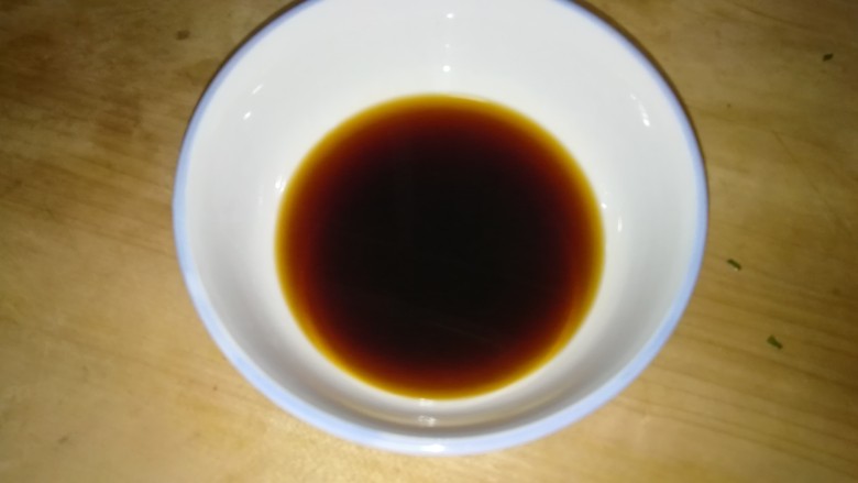 香菇蒸鹌鹑蛋,用蚝油,盐,老抽调一个酱汁