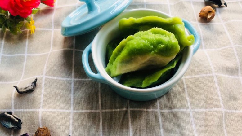 翡翠碧玉饺子,完成,根据个人口味配上辣椒和醋蘸料即可。