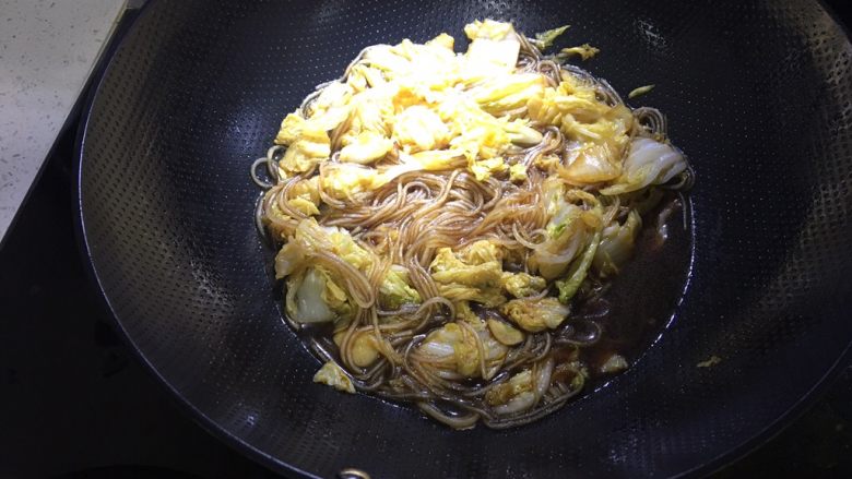 酱香浓郁白菜炖粉条,加入适量的盐、<a style='color:red;display:inline-block;' href='/shicai/ 744'>五香粉</a>,因为生抽、老抽都是咸的,所以盐要少放,小半勺就好。
