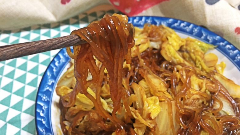 酱香浓郁白菜炖粉条,盖上锅盖,最小火焖5分钟左右,粉条会吸收多余的汁,变得透明软烂,非常入味。