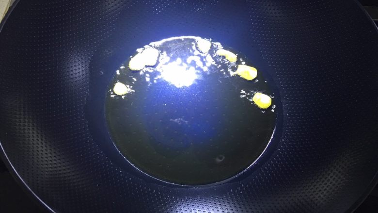 酱香浓郁白菜炖粉条,锅烧热,加入适量的油,油烧热后,加入蒜片爆香