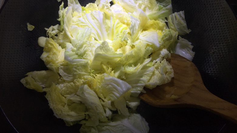 酱香浓郁白菜炖粉条,加入白菜翻炒,白菜水多,稍微炒一下就会出水