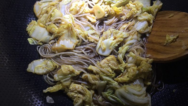 酱香浓郁白菜炖粉条,加入粉条,翻炒