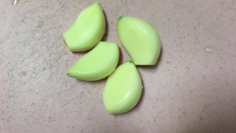 酱香浓郁白菜炖粉条,蒜去皮,洗净