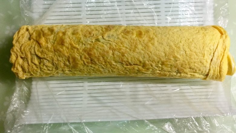 黄金黑米卷,卷紧压实,黑米不如白米有粘性,要多压一会儿。