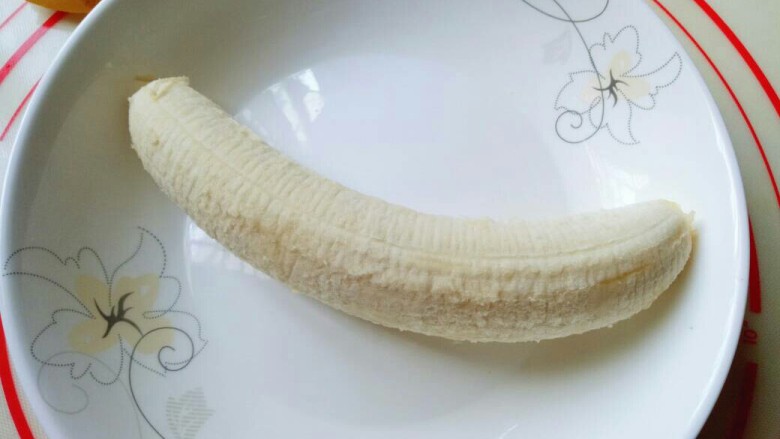 年味十足~香蕉糖果,将香蕉把皮剥掉。