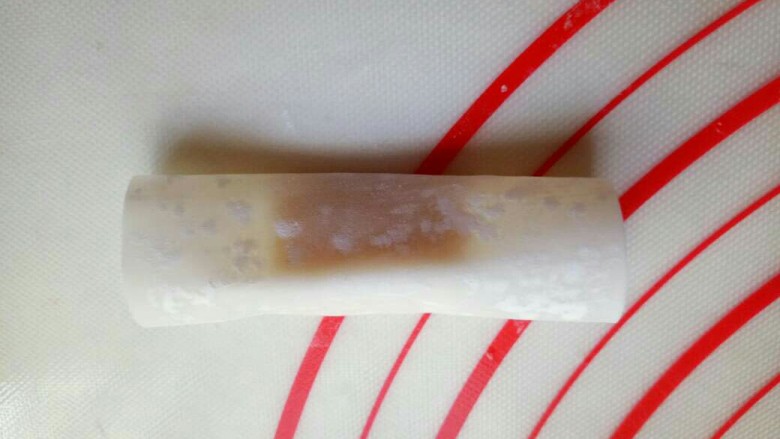 年味十足~香蕉糖果,再将另一端对折,如图。