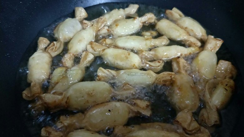 年味十足~香蕉糖果,炸至两面金黄即可关火捞出。