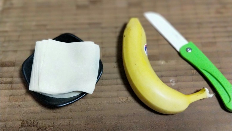 年味十足~香蕉糖果,准备食材:<a style='color:red;display:inline-block;' href='/shicai/ 610'>香蕉</a>不要特别熟的那种,稍微有一点生硬的就可以,买来的小馄饨皮。