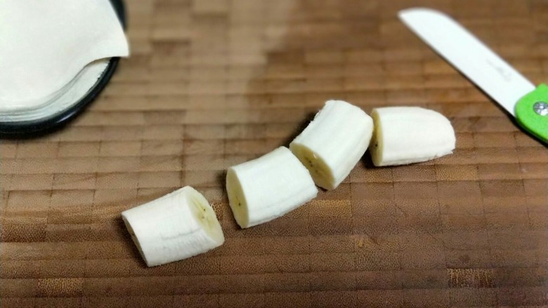 年味十足~香蕉糖果,再把剥好皮的香蕉切四段。