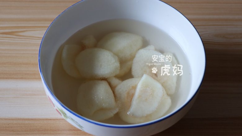 香梨橙汁,放在淡盐水中浸泡片刻,这样可以避免氧化;