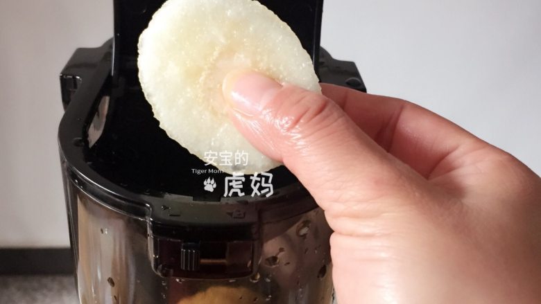 香梨橙汁,启动开关开始榨汁后,依次放入剩余的2个橙子,然后再把梨片全部放进去;