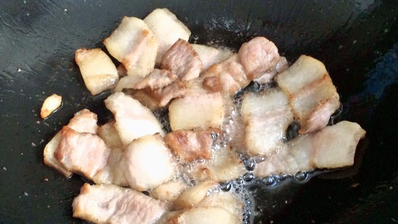 蒜苗炒五花肉,五花肉的油慢慢就煸出来,
