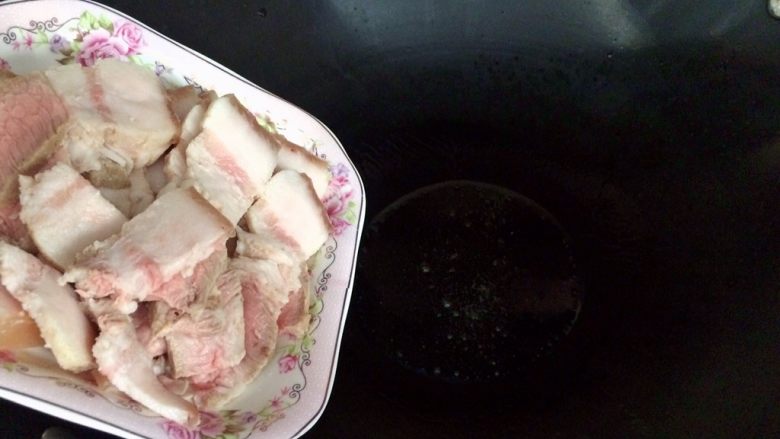 蒜苗炒五花肉,锅内放少许油加热,倒入五花肉