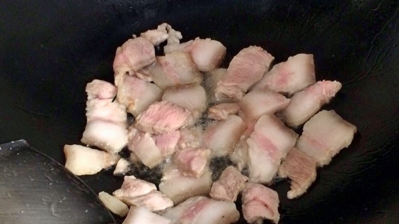 蒜苗炒五花肉,小火煸炒,不断翻炒,防止粘锅