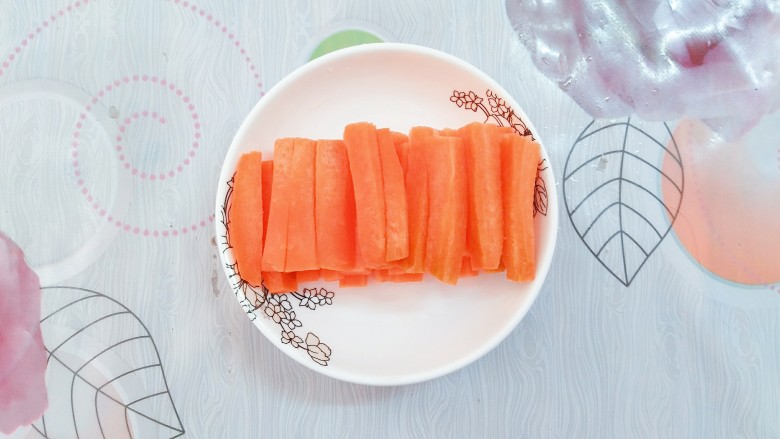 辣子鸡,再把胡萝卜切成小条!