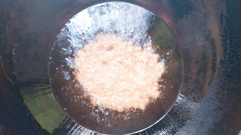 辣子鸡,再放<a style='color:red;display:inline-block;' href='/shicai/ 4262'>花生米</a>下去炸至金黄色!捞出备用!