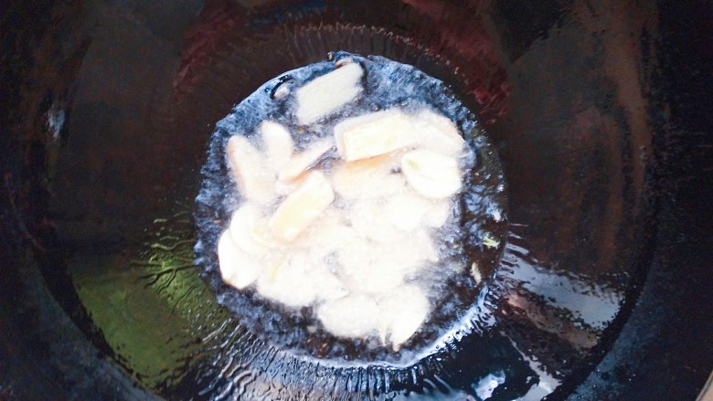 辣子鸡,在干净的锅里重新放适量的油,把姜蒜放下去一起翻炒!