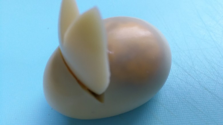 换个花样让宝宝爱上吃鸡蛋,把小块部分插到大块部分上,小兔子成型了