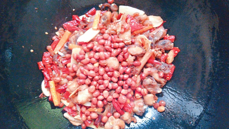 辣子鸡,最后把<a style='color:red;display:inline-block;' href='/shicai/ 86464'>干红辣椒</a>和花生米一起倒下去,加点生抽一起翻炒均匀即可以出锅啦!