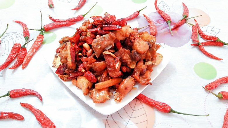 辣子鸡,然后装盘,一道超级下饭的色香味俱全的辣子鸡完美上桌!