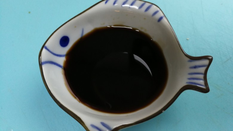 换个花样让宝宝爱上吃鸡蛋,把醋倒在裝糖的盘子里,滴几滴<a style='color:red;display:inline-block;' href='/shicai/ 847'>香油</a>