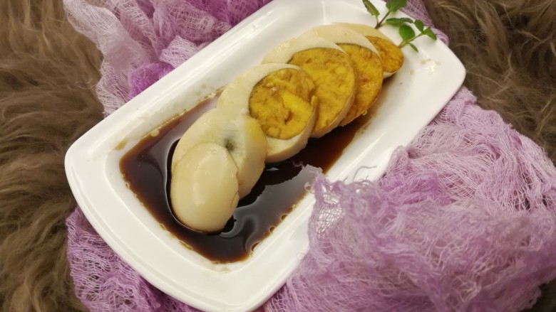 换个花样让宝宝爱上吃鸡蛋,如果嫌麻烦,煮好的鸡蛋可以直接切片,浇上糖醋,一样的美味哦