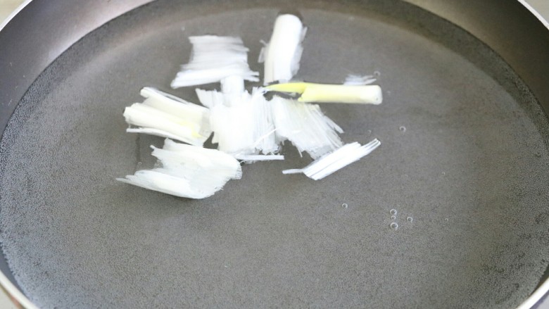 虾仁疙瘩汤,锅内烧水,加入葱段