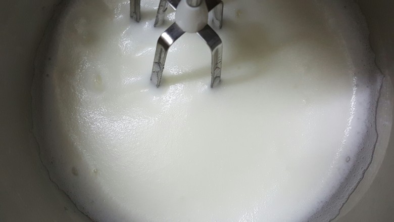 香橙戚风,打发至泡泡变细腻的时候,第二次加入三分之一细砂糖,继续中速打发