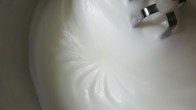 香橙戚风,打发至开始出现纹路但纹路很快消失的时候,加入剩余细砂糖,转低速打发