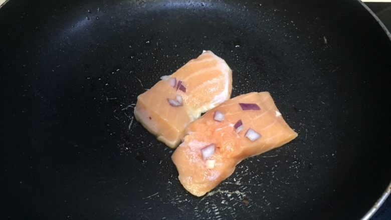 海苔鲜味三文鱼,放入2,在三文鱼上撒上切好的洋葱小块