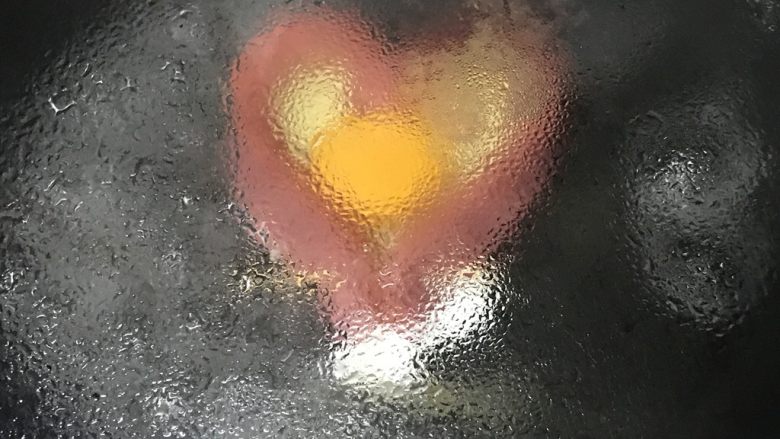 改良版爱心包蛋,倒入30ml的水,盖上盖子,把蛋蒸熟。