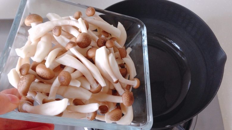 烤菇菇蛋吐司配节瓜,锅中放入适量橄榄油,油热后倒入蟹味菇