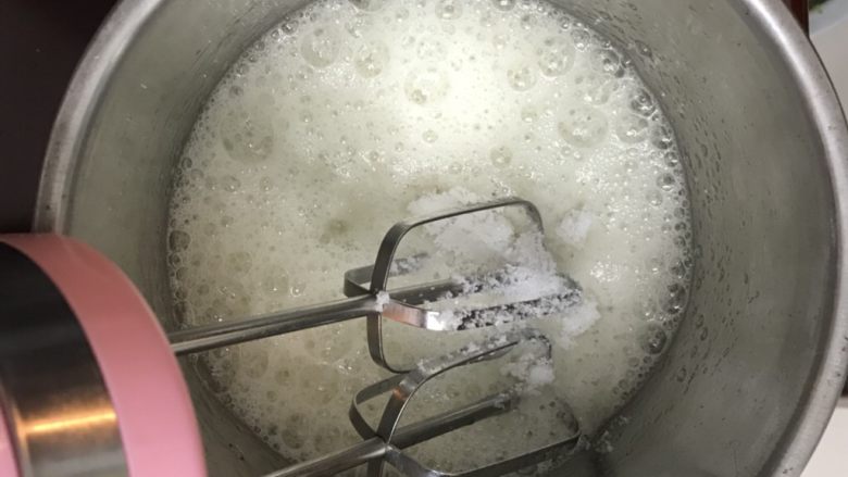 香葱肉松海苔蛋糕卷,蛋白里加入几滴柠檬汁,高速打至鱼眼状态,加入3份之一<a style='color:red;display:inline-block;' href='/shicai/ 869'>白砂糖</a>