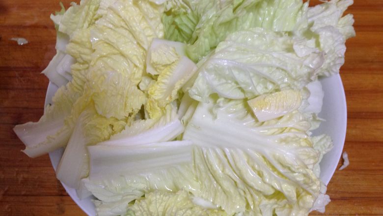 厨房挑战+荤菜+油豆腐塞肉炖白菜,<a style='color:red;display:inline-block;' href='/shicai/ 114'>白菜</a>洗净切大块备用