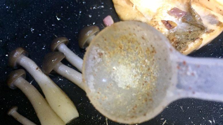 海苔鲜味三文鱼,三文鱼放平底锅一边,把碗里的姬菇捞出放入煎三文鱼的锅里,利用余油煎一下姬菇撒上少许调味盐