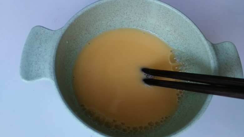 蛋黄羹,用筷子搅拌,将蛋黄搅散