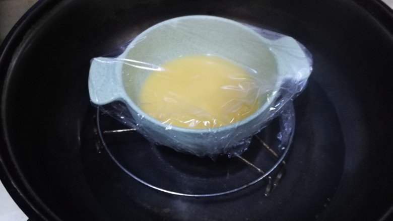 蛋黄羹,盖上保鲜膜,入锅,大火烧开后转小火蒸10分钟