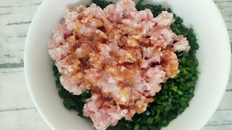 韭菜饺,再加入两小勺盐,一勺油,一勺酱油