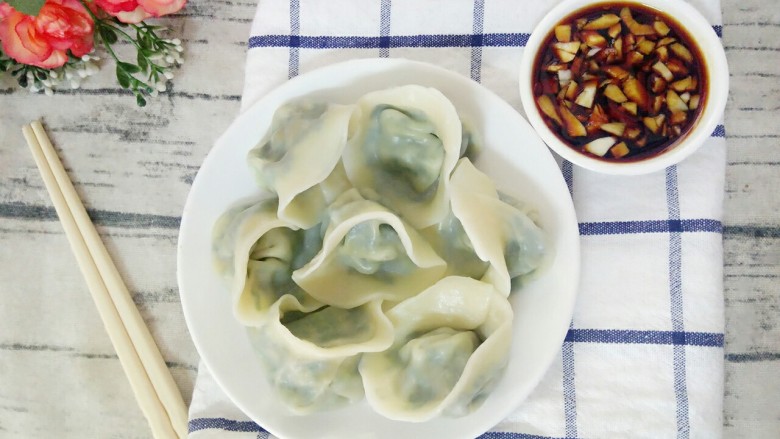 韭菜饺,再搭配一碟蒜蓉酱油沾着吃,口感很好哦