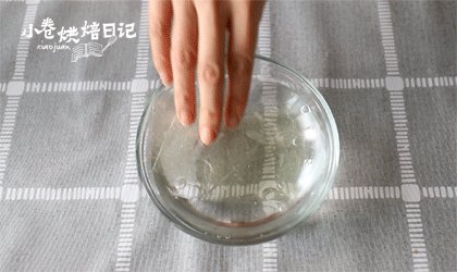 来自喵星人的治愈萌物,一口一个甜蜜的猫爪棉花糖,吉利丁片在冷<a style='color:red;display:inline-block;' href='/shicai/ 156925'>水</a>中泡软。