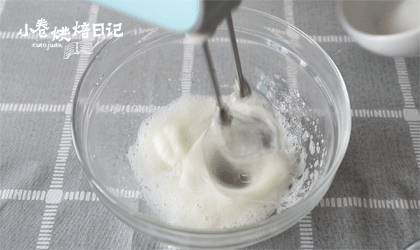 来自喵星人的治愈萌物,一口一个甜蜜的猫爪棉花糖,打发蛋白,加入10克糖,打发至小弯勾。