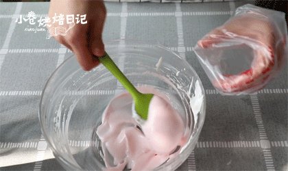 来自喵星人的治愈萌物,一口一个甜蜜的猫爪棉花糖,取出一点蛋白霜调成粉红色,装入裱花袋,剩余的蛋白霜装入裱花袋。