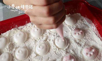 来自喵星人的治愈萌物,一口一个甜蜜的猫爪棉花糖,挤上肉爪,4个小点点加一颗爱心。