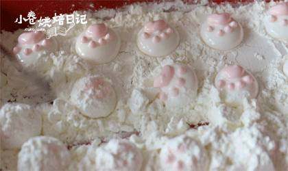 来自喵星人的治愈萌物,一口一个甜蜜的猫爪棉花糖,用勺子舀淀粉倒在棉花糖表面。