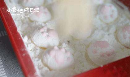 来自喵星人的治愈萌物,一口一个甜蜜的猫爪棉花糖,用刷子轻轻扫去多余的淀粉就可以啦。
